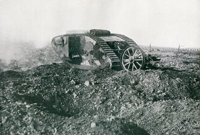 1917年の西部戦線で活動中の第一次世界大戦イギリス戦車 作： English Photographer